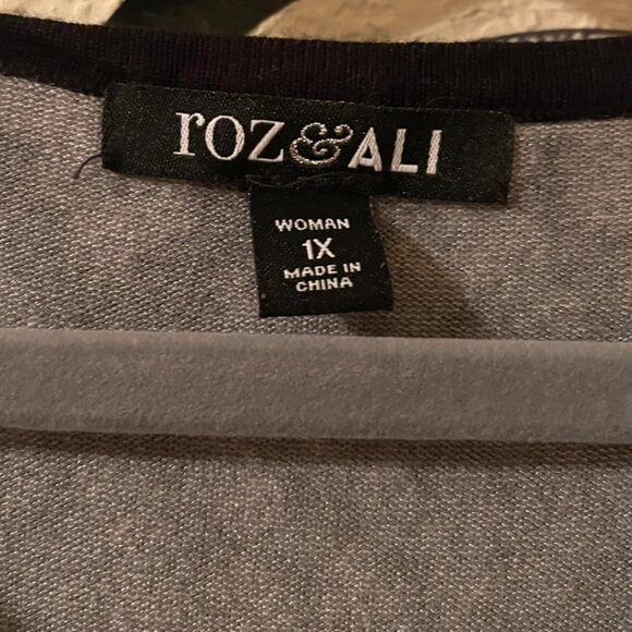 Roz & Ali Plus Size Womens Gray Top size 1X pre-owned - Picture 2 of 5